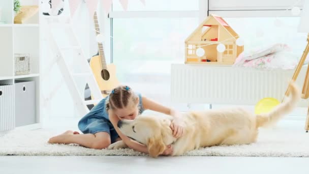 Hermosa niña abrazando perro encantador — Vídeo de stock