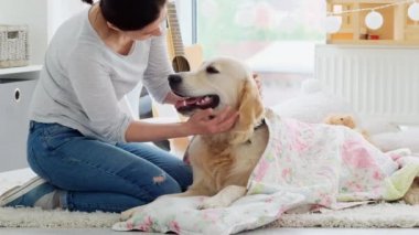 Mutlu kadın tatmin olmuş köpeği avuçluyor.