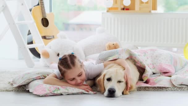Niña y perro acostados en la almohada — Vídeo de stock