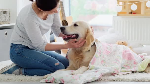 幸せな女性の魅力的な満足犬 — ストック動画