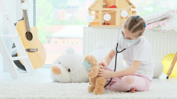 귀여운 소녀가 테디 와 의사 놀이를 하는 모습 — 비디오