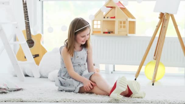 Маленька дівчинка в туфлях на високих підборах — стокове відео