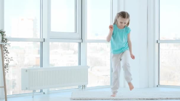 Menina se exercitando no quarto — Vídeo de Stock