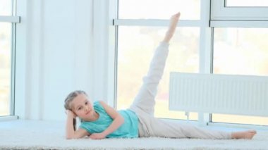 Beden eğitimi alan küçük bir kız.