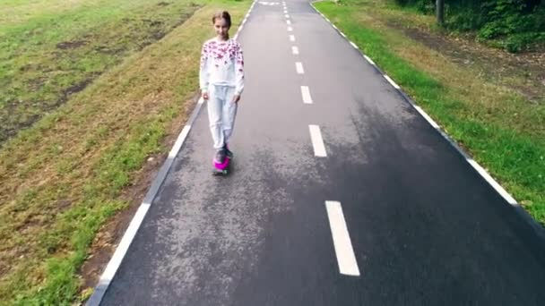 Menina equitação no um penny board — Vídeo de Stock