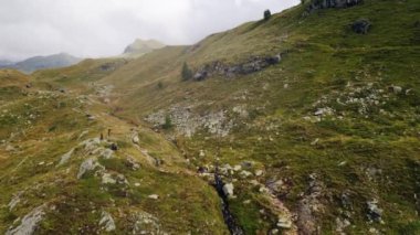 Turistik grup yükselen alp tepesi