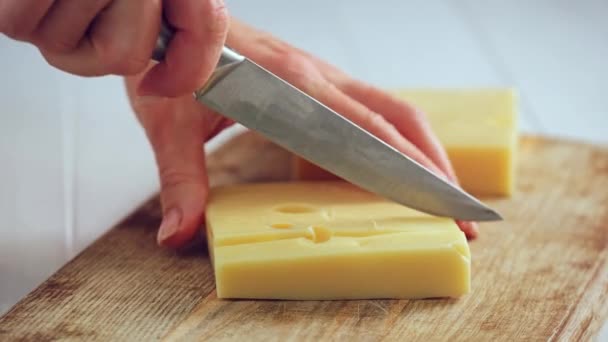 Mulher costeletas de queijo — Vídeo de Stock
