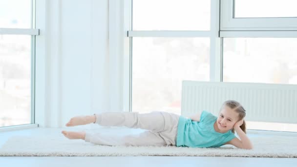 Little girl doing physical training — Stock Video