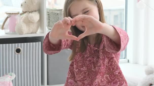 Menina imitando coração com as mãos — Vídeo de Stock