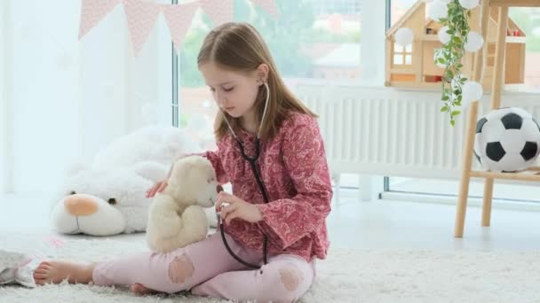 Nettes kleines Mädchen spielt Doktor mit Spielzeug — Stockvideo