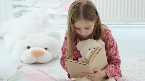 Menina leitura livro — Vídeo de Stock