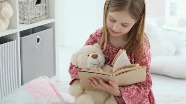 Niña leyendo libro — Vídeo de stock