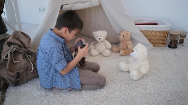 Mały chłopiec fotograf strzelanie miś — Wideo stockowe