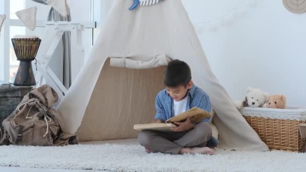 Niño viendo álbum de fotos de la familia — Vídeos de Stock