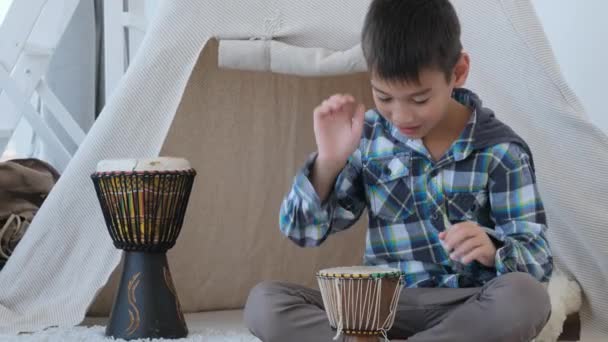Kleiner Junge spielt auf afrikanischen Trommeln — Stockvideo