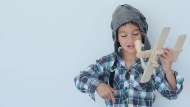 Niño volando avión de juguete de madera — Vídeo de stock