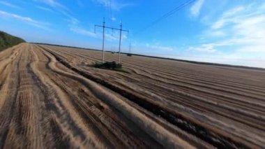Tarım alanında elektrik direkleri