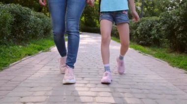 Anne ve kızı ara sokakta yürüyorlar.