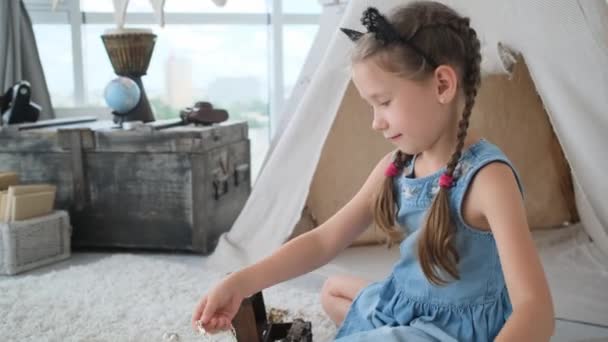 Menina brincando com caixa de tesouro — Vídeo de Stock