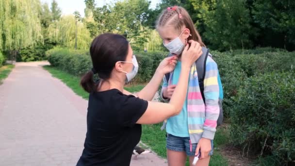 Femme mettre masque sur écolière — Video