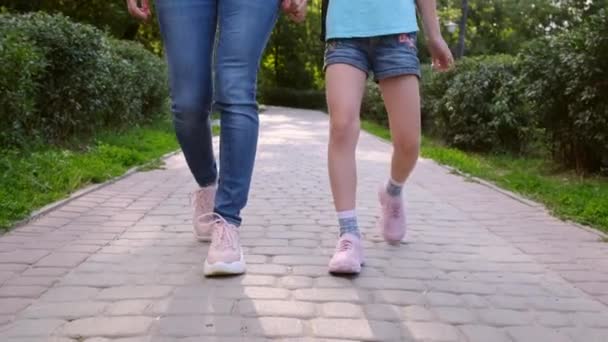 Anne ve kızı ara sokakta yürüyorlar. — Stok video