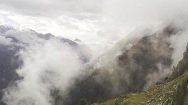 Dağ sıralarında nefes kesici manzara