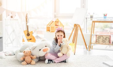 Oyuncak ayıyla sırlarını paylaşan bir kız