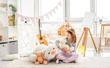 Oyuncak ayılarla oynayan kız