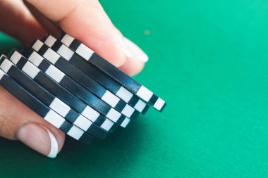 Bir yığın kumar fişi.