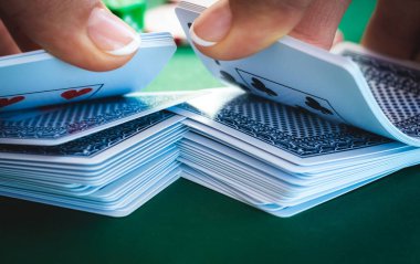 Krupiye iskambil kağıtlarını karıştırıyor