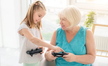 Kadınlara joystickle oynamayı öğreten kız.
