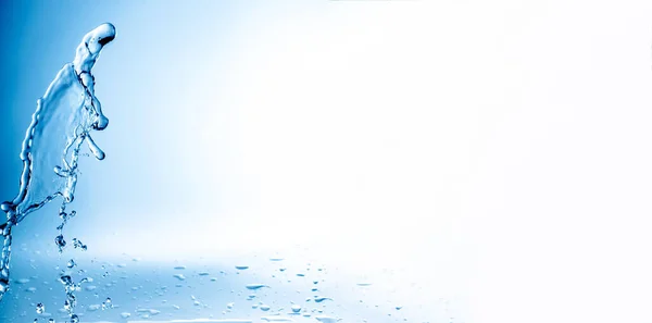 Брызги воды с копировальным пространством — стоковое фото