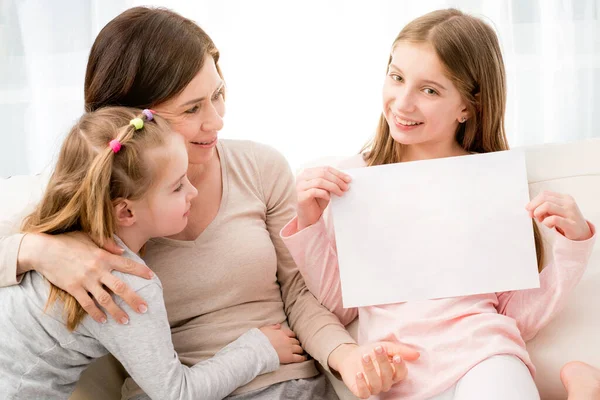 Leeres leeres Blatt Papier in der Hand — Stockfoto