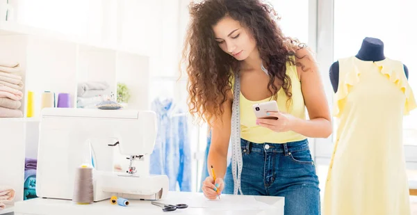 Schneiderin überschreibt aus dem Telefon — Stockfoto