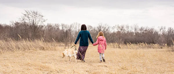 Anya és lánya kutyával — Stock Fotó