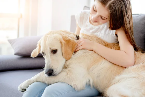 Doce menina segurando cão bonito — Fotografia de Stock