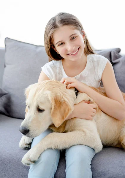 Lächelndes Mädchen mit entzückendem Hund — Stockfoto