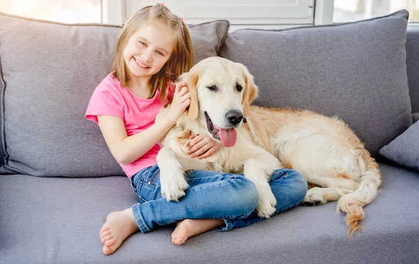 Petite fille avec golden retriever — Photo