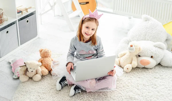 Söt liten flicka med laptop — Stockfoto