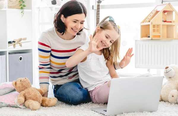 Chica con madre haciendo videollamadas — Foto de Stock