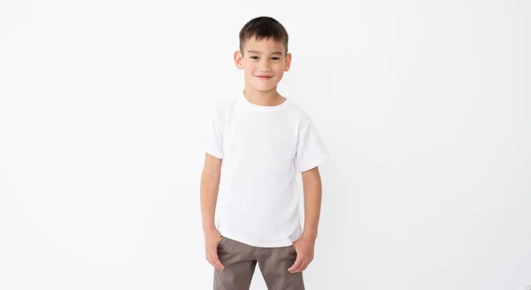Милый маленький мальчик в пустой футболке — стоковое фото