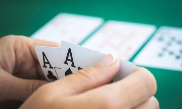 Ászok a szerencsejátékos kezében — Stock Fotó