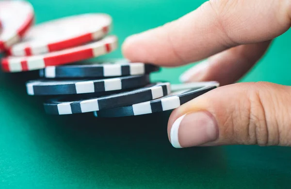 Fichas de casino en la mesa de póquer — Foto de Stock