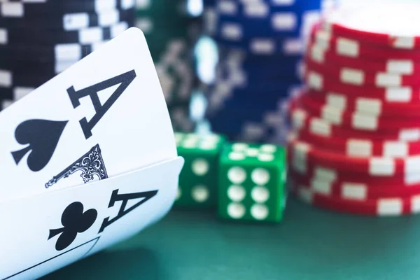 Poker asa para na tle żetonów — Zdjęcie stockowe