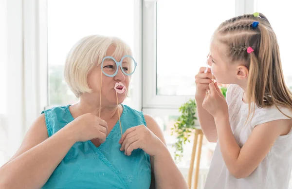 Feliz niña con la abuela — Foto de Stock