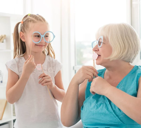 Glückliches kleines Mädchen mit Großmutter — Stockfoto