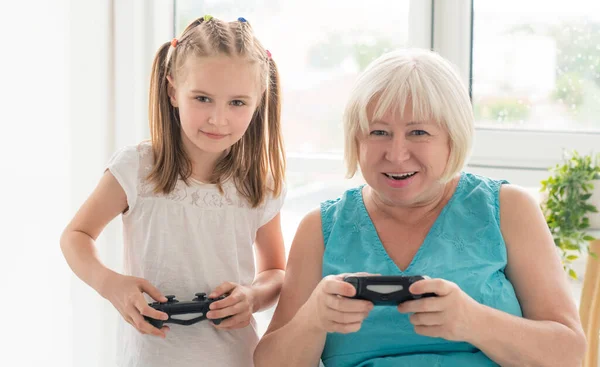 Mulher jogando videogame com neta — Fotografia de Stock