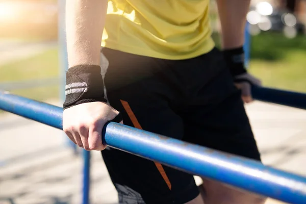 Man pulling up on parallel bars — Stock Photo, Image