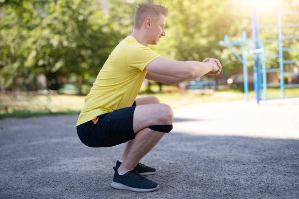 Mann macht Kniebeuge in Knie-Stützverband — Stockfoto