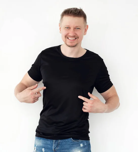 Привлекательный молодой человек в черной футболке, с указательным пальцем. — стоковое фото